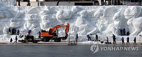 모습 드러낸 화천산천어축제 눈조각
