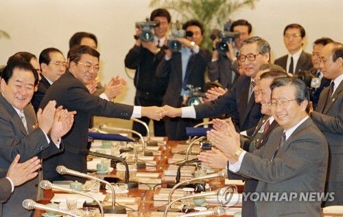 기본합의서 타결 뒤 악수하는 남북 수석대표
