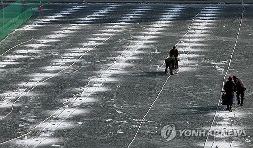 화천산천어축제 얼음구멍 천공작업