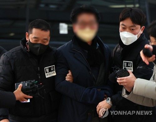 모습 드러낸 이재명 대표 흉기 습격 피의자