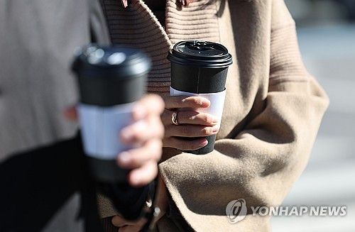 커피를 든 시민 