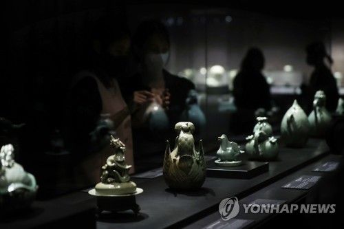 '고려비색' 공간에 전시된 상형청자들