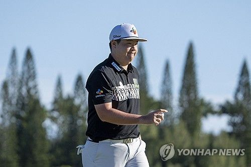 더 센트리 최종 라운드 2번 홀에서 퍼트 후 인사하는 임성재