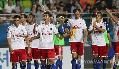 팬 환호에 답하는 손흥민