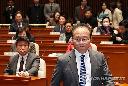발언대 향하는 윤재옥 대표 권한대행