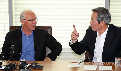 방한 기자회견하는 베켄바워