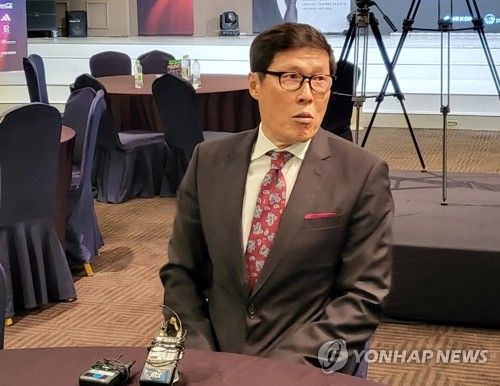 인터뷰하는 차범근 전 축구 대표팀 감독