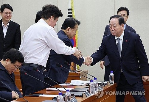 야당 의원들과 인사하는 국방위원장