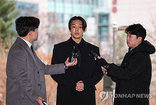 취재진 질문에 답하는 유아인