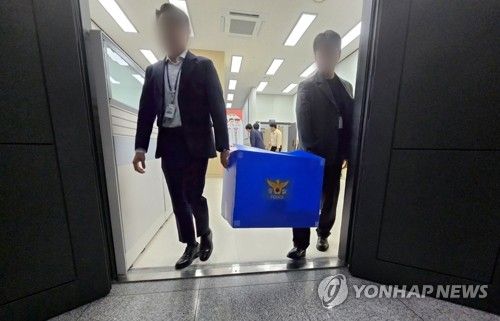 원주시청 시장 비서실 압수수색하는 경찰
