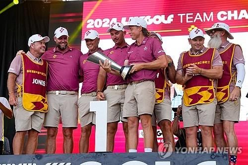 LIV 골프 2024년 시즌 마지막 대회 시상식.