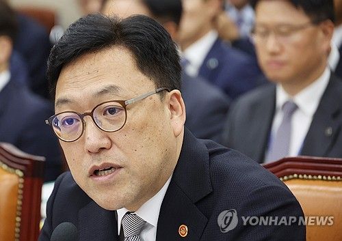 답변하는 김병환 금융위원장