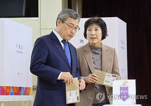 투표하는 정근식 후보