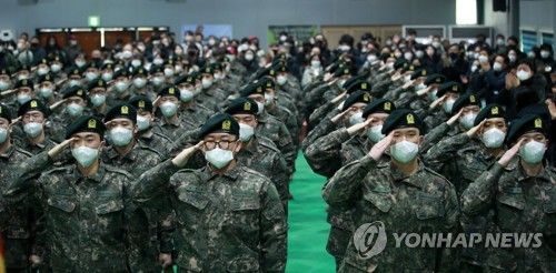 늠름하게 경례하는 장병들