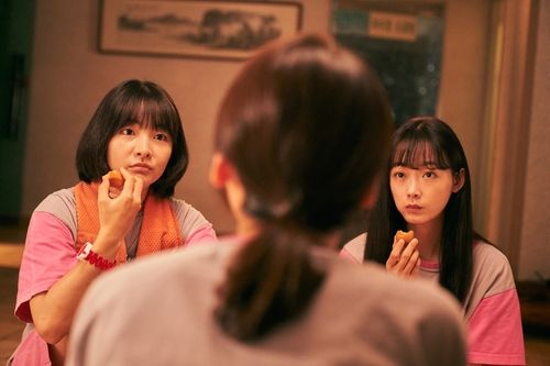 영화 '우리는 천국에 갈 순 없지만 사랑은 할 수 있겠지' 속 이유미(오른쪽)