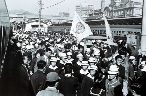 제50회 전국체육대회 참가자들을 환영하는 행사가 서울역에서 열렸다. 1969년 [서울시 제공]