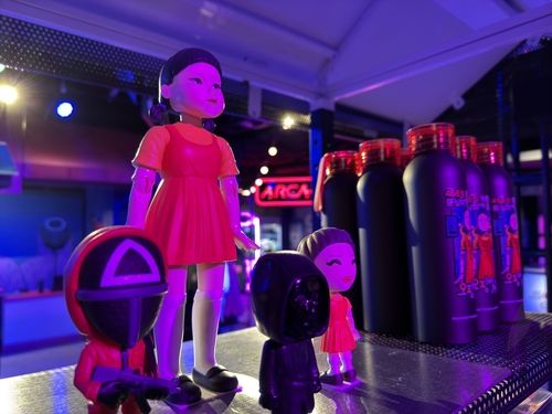 '오징어 마트'에서 판매하는 다양한 상품들