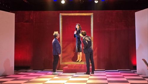 텅 빈 위작 그림의 프레임 안으로 들어간 '그레이스'