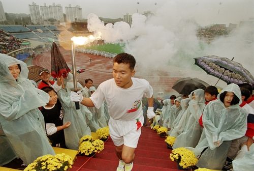춘천에서 열린 제77회 전국체육대회 개회식에서 황영조 선수가 성화 점화를 위해 계단을 오르고 있다. 1996년 [연합뉴스 자료사진] 