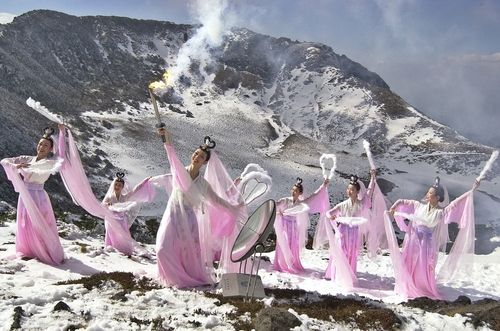 제83회 전국체육대회 불을 밝힐 성화를 한라산 백록담에서 채화하고 있다. 2002년 [연합뉴스 자료사진] 