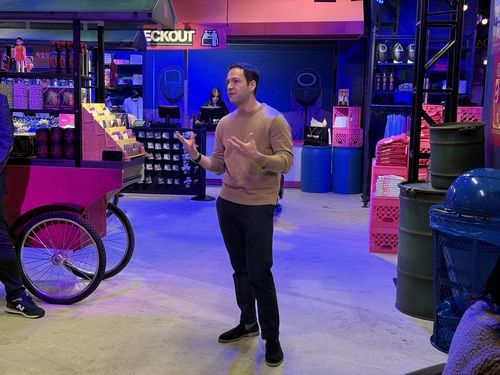 발언하는 조시 사이먼 넷플릭스 부사장