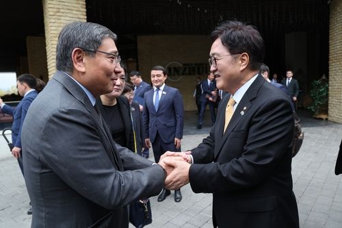 우의장, 카자흐스탄 알마티 시장과 악수 