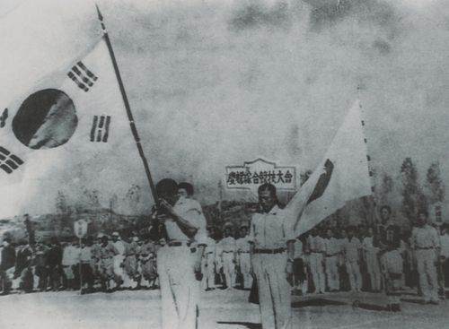 일제에 의해 중단되었던 전조선종합경기대회가 해방과 함께 부활했다. 개회식에서 태극기를 든 손기정 선수가 감격의 눈물을 흘렸다. 1945년 [국가기록원 제공]