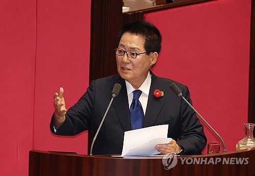 한덕수 총리에게 질문하는 박지원 의원