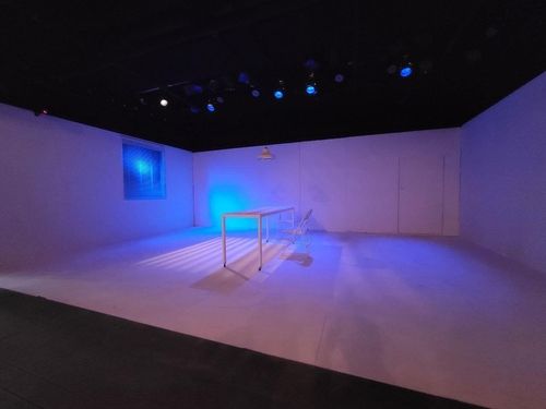 연극 '어메이징 그레이스' 취조실 무대