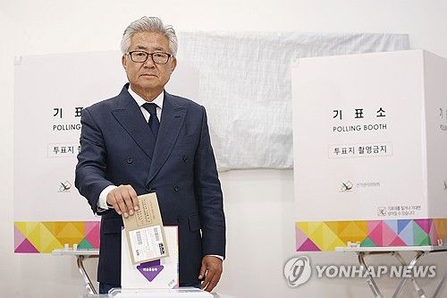 최보선 서울시교육감 후보가 지난 11일 오전 서울 중구 을지로동주민센터에서 사전투표를 하고 있다. [연합뉴스 자료사진. 재판매 및 DB 금지]