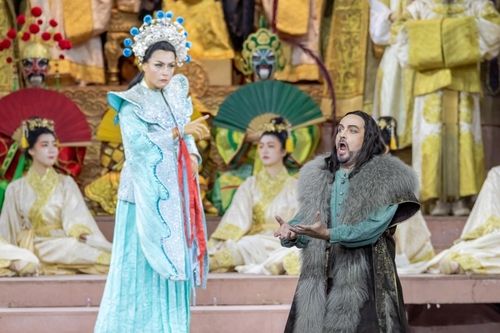 수수께끼 문답을 주고받는 '투란도트'와 '칼라프'