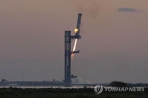 스페이스X의 슈퍼헤비 로켓이 발사 후 귀환해 '젓가락 팔' 모양의 발사탑에 성공적으로 포착되는 모습 