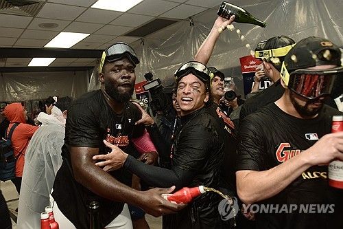 ALCS 진출 자축하는 클리블랜드 선수들