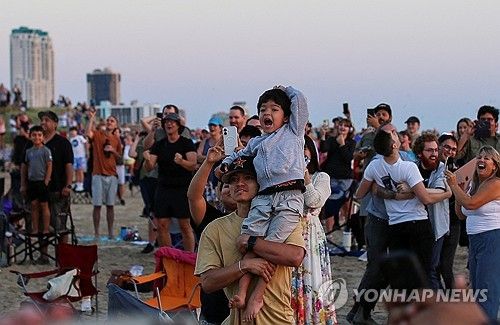 미 텍사스 보카치카 해변에서 스타십 5차 시험비행 지켜보는 사람들