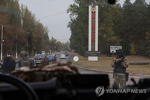 쿠르스크시 주변에서 검문 활동을 하는 러시아군 병사들