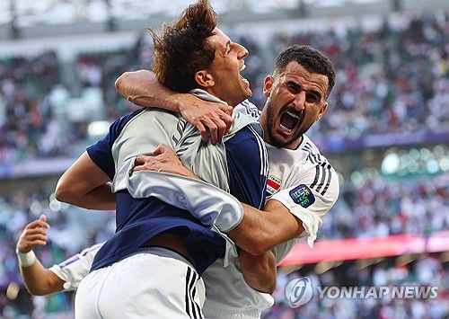 카타르 월드컵 일본전에서 골 넣은 뒤 기뻐하는 아이만 후세인(오른쪽)