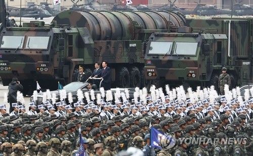 첫 공개된 '현무-5' 사열하는 윤석열 대통령