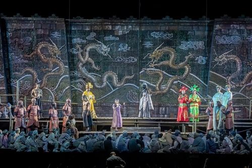 '류' 역의 이탈리아 소프라노 마리안젤라 시칠리아의 노래