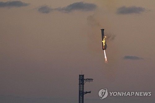 스페이스X의 슈퍼헤비 로켓이 발사 후 다시 하강해 '젓가락 팔' 모양의 발사탑에 다가가는 모습 