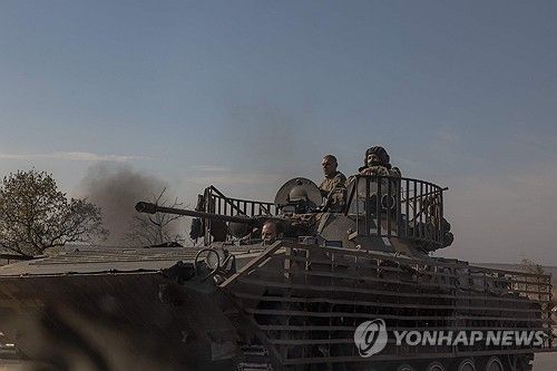 도네츠크 지역에서 탱크를 타고 이동 중인 우크라이나군 병사들 