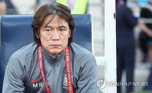 굳은 표정의 홍명보 감독