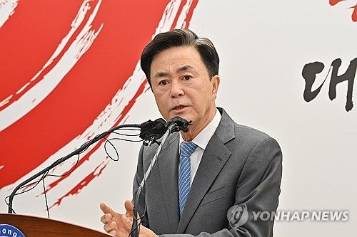 기자회견 하는 김태흠 충남지사