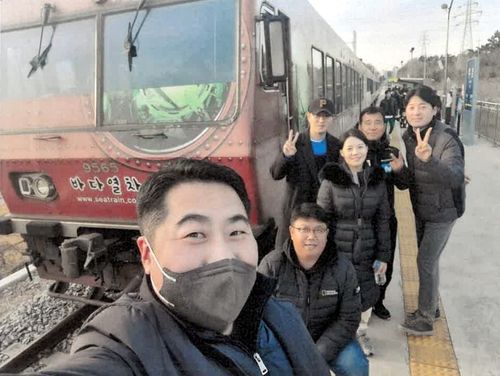 바다열차 탑승 전 기념촬영하는 충북도의원 일행