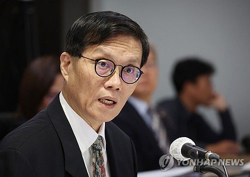 답변하는 이창용 한국은행 총재