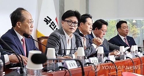 최고위원회의서 발언하는 한동훈 대표