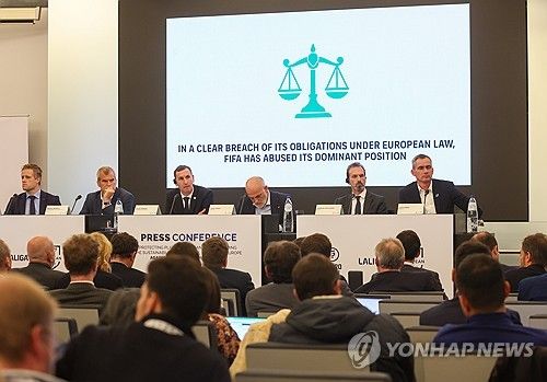 유럽연합에 국제축구연맹을 신고했다고 기자회견에서 밝힌 유럽 주요 리그 핵심 인사들