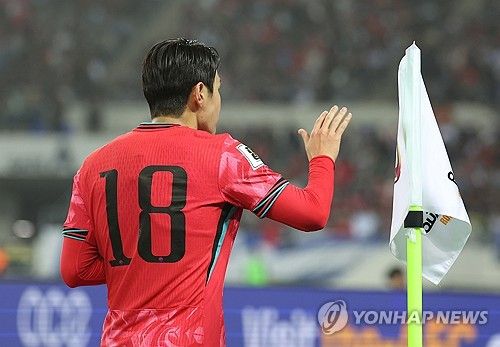 팬들에게 인사하는 이강인