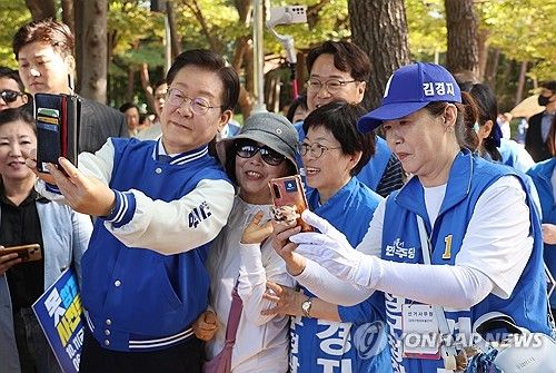 사전투표날 부산 찾은 이재명