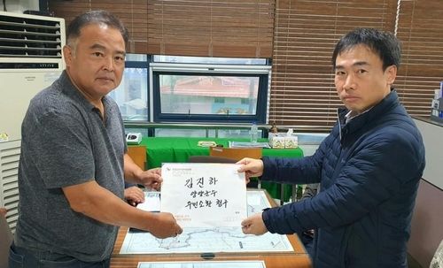 주민소환제 투표 청구 중인 김동일 미래양양시민연대 대표 (왼쪽)