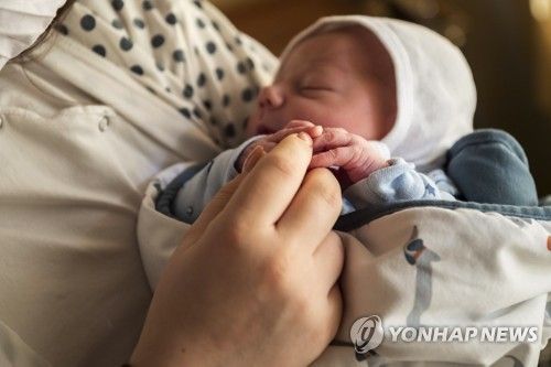 2021년 1월 1일 헝가리 부다페스트에서 태어난 새해 첫 아기가 어머니의 손가락을 잡은 모습